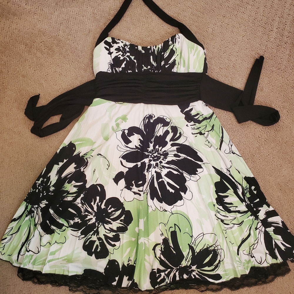 Women's M Green and Black Flower Flowy Dress